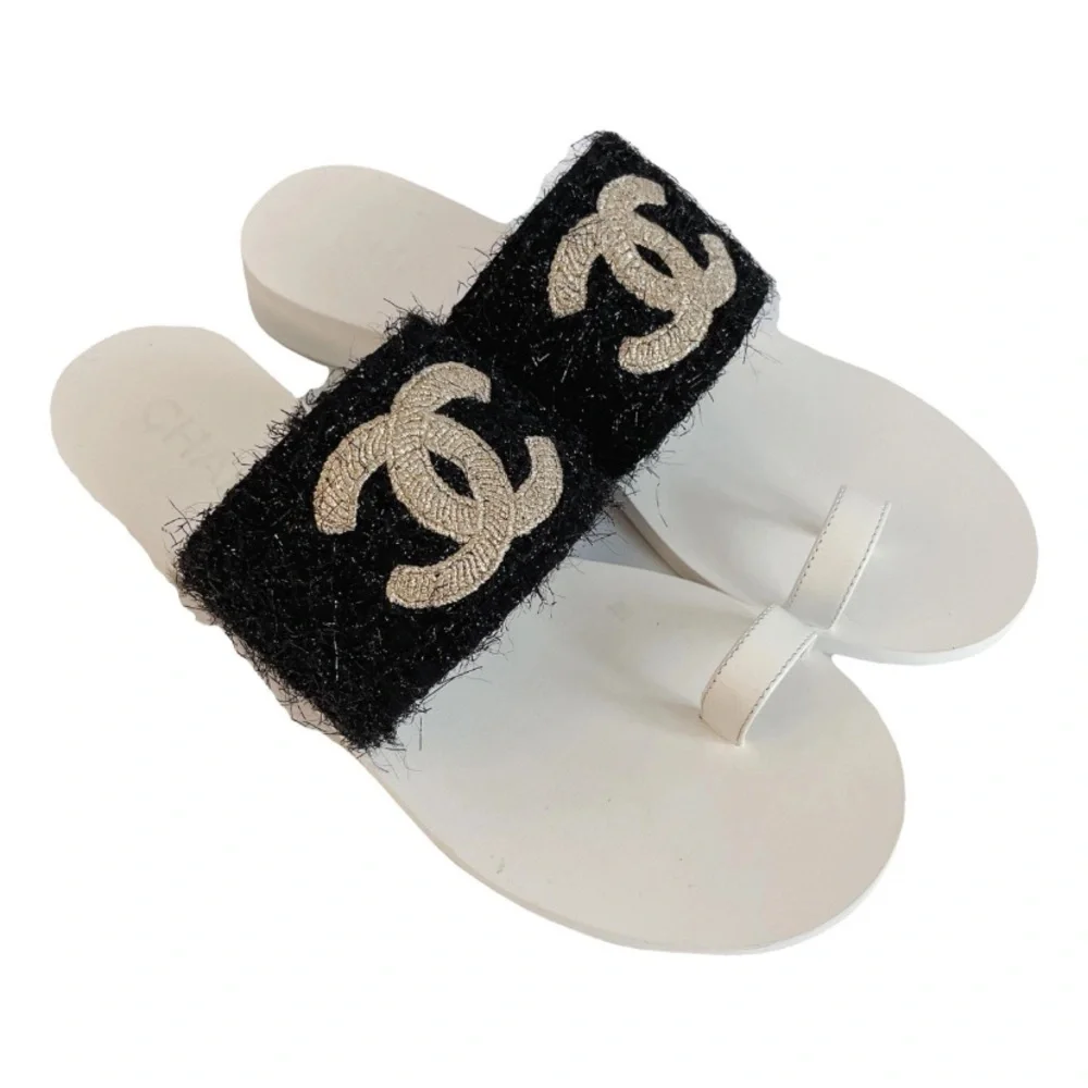 CHANEL CC logo sandals